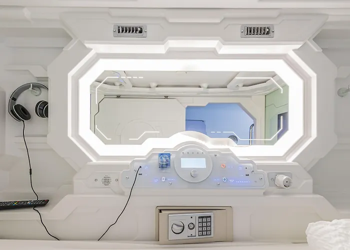 Space - Inner אכסניה